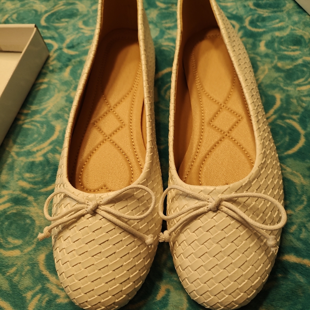 WOMANS WHITE FLATS